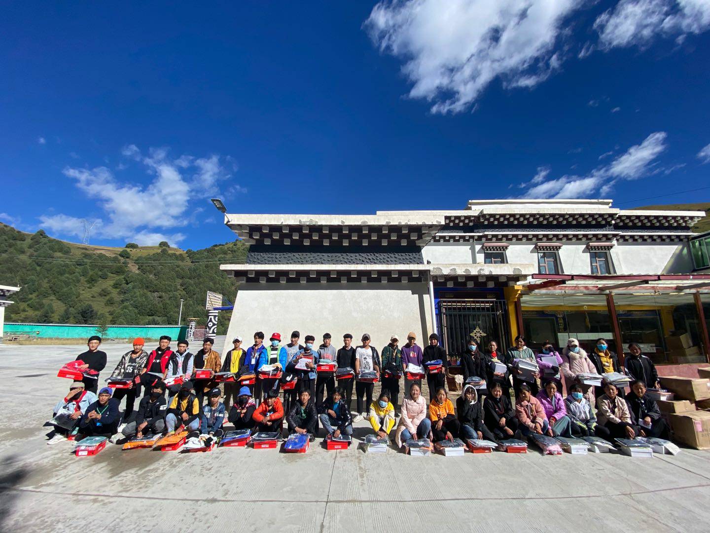 合肥兴辉高技能人才培训有限公司公益回顾丨家国同欢月同圆 温暖满载甘孜州(图8)